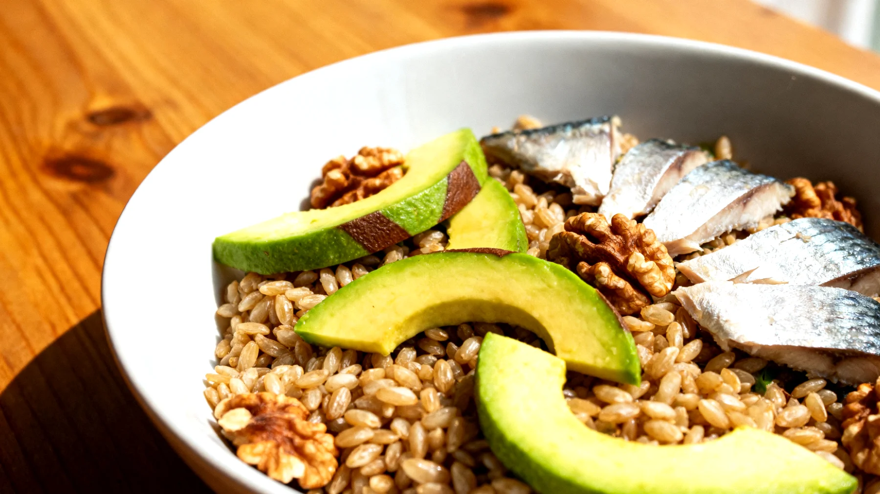 Insalata di farro con sgombro, avocado e noci"