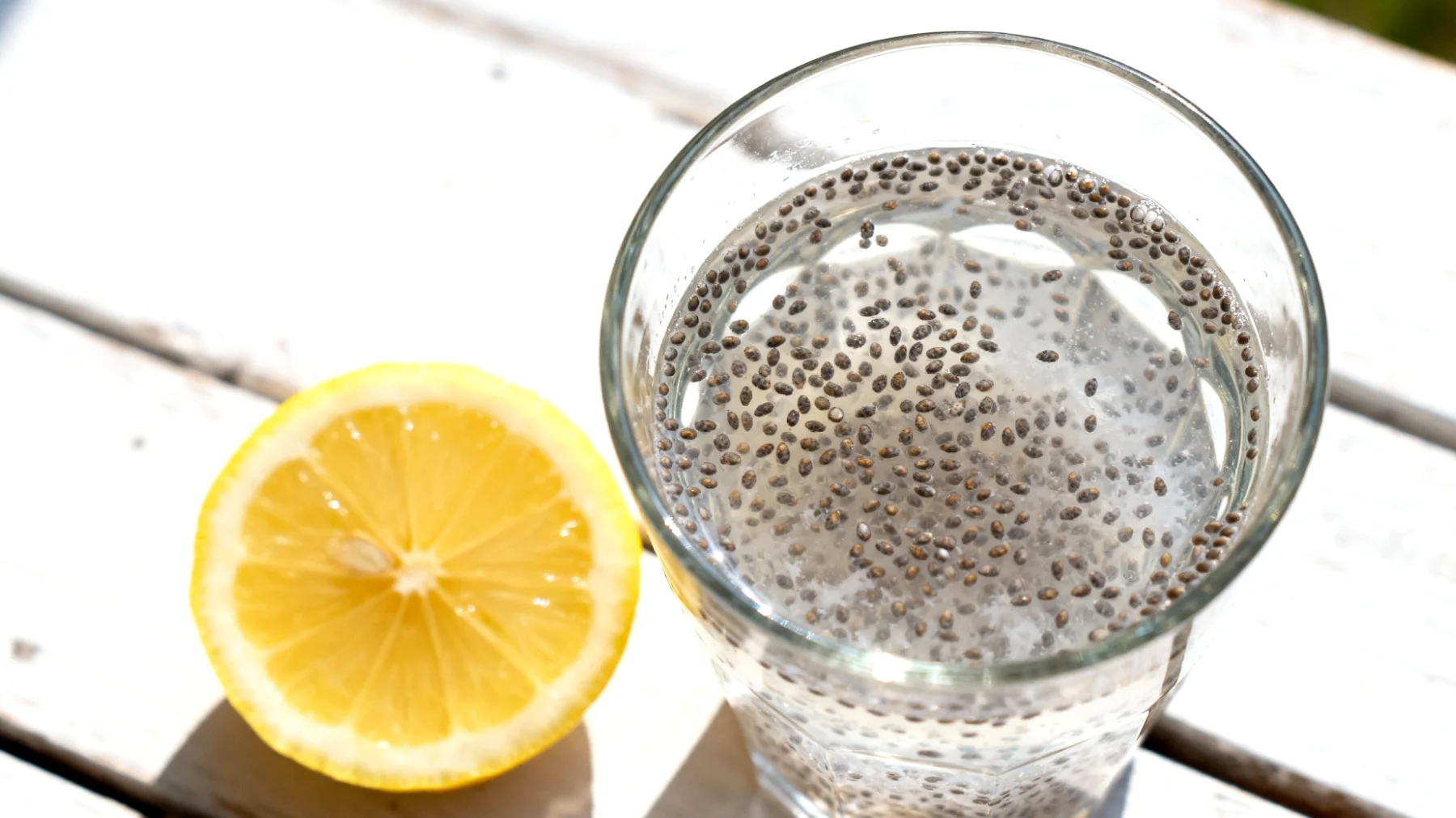 Kefir d'acqua con semi di chia e limone"