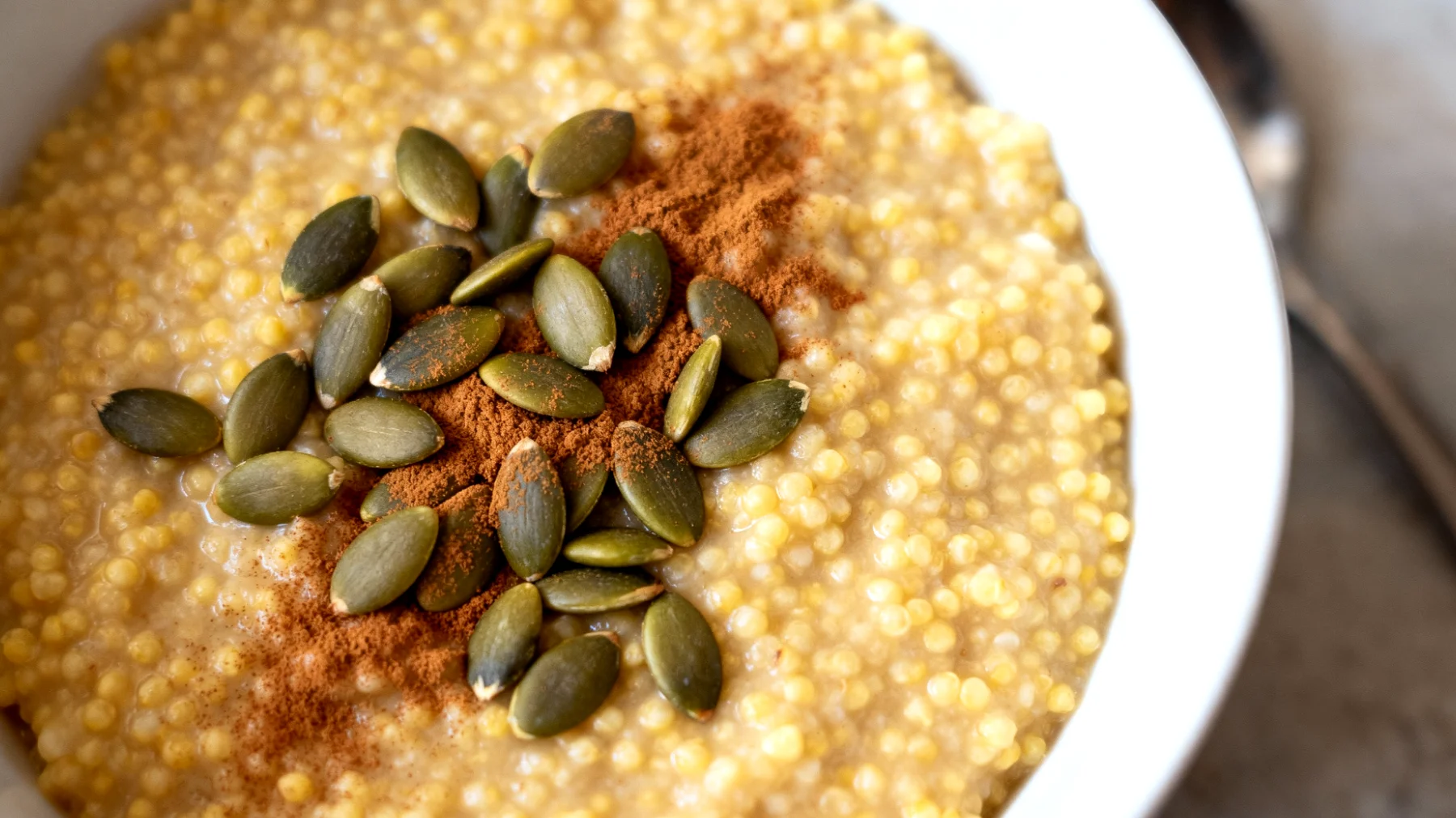 Porridge di miglio con semi di zucca e cannella"