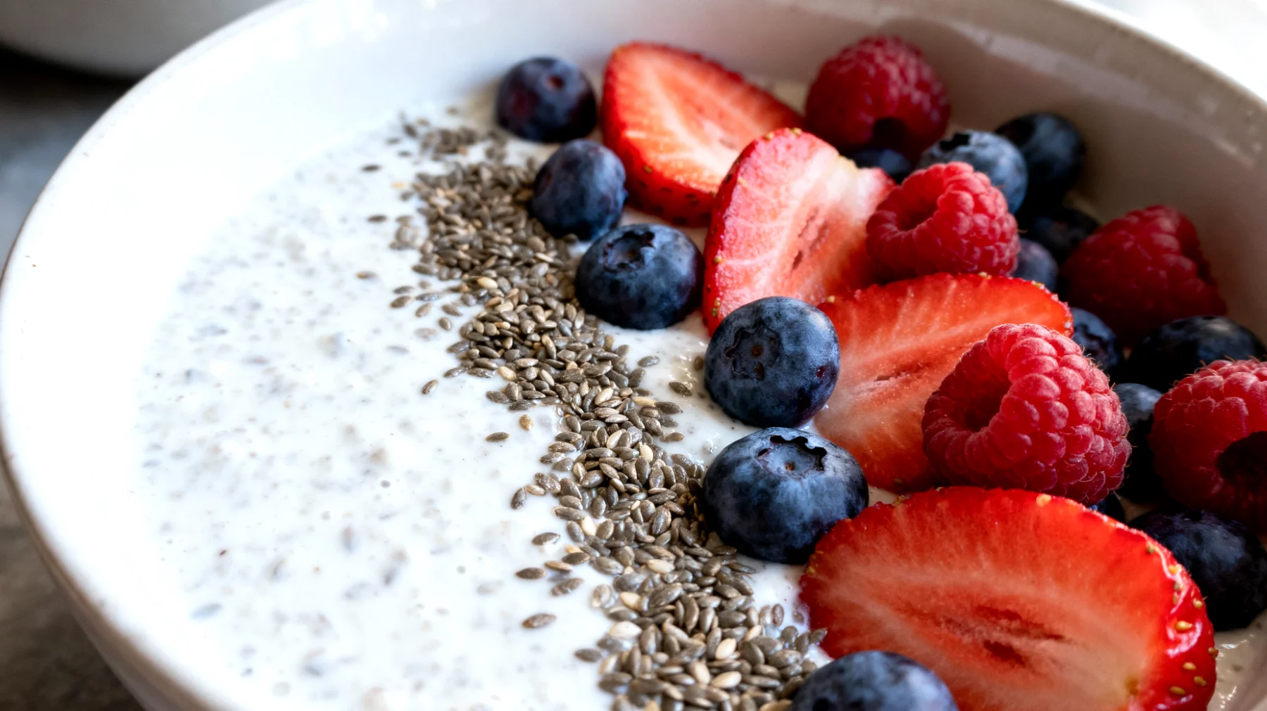 Smoothie bowl al kefir con semi di canapa e frutti rossi"
