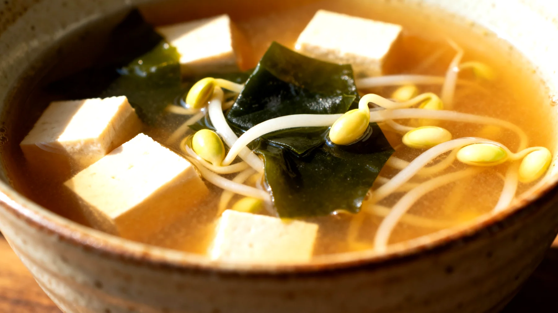 Zuppa di miso con wakame, tofu e germogli di soia"