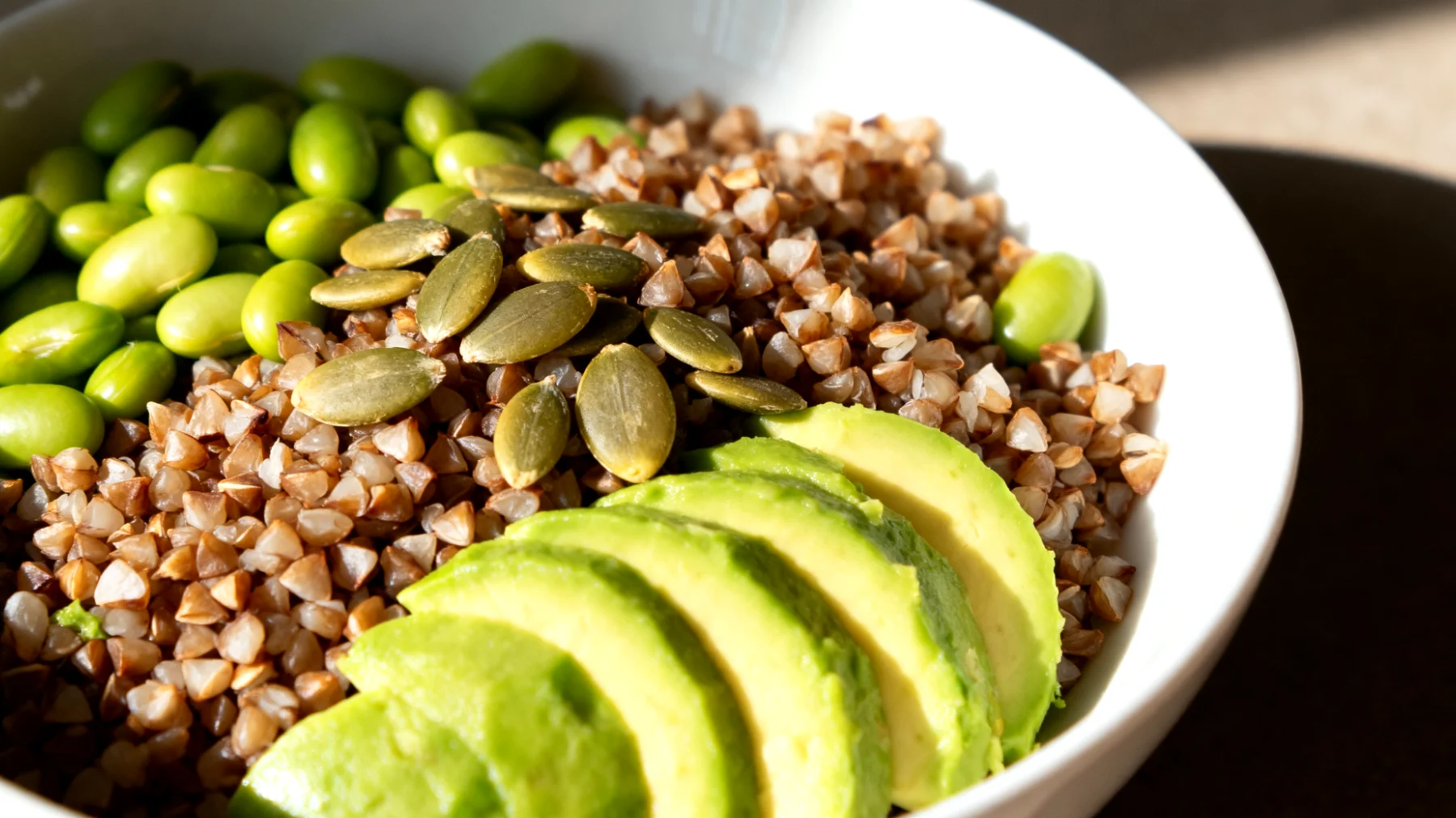 Insalata di grano saraceno con edamame, avocado e semi di zucca"