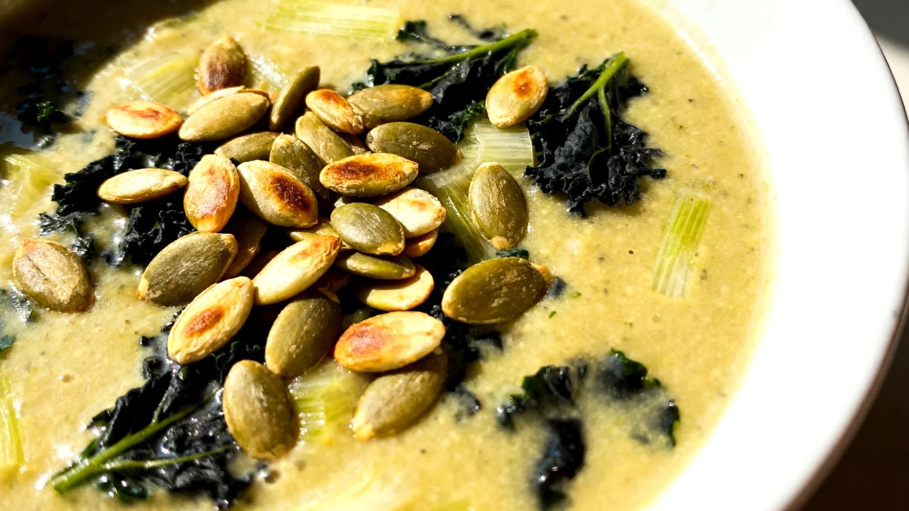 Vellutata di finocchio e cavolo nero con semi di zucca tostati"